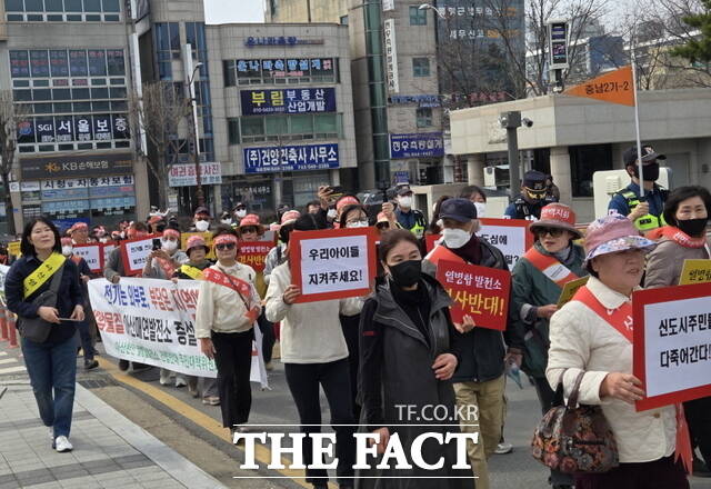 충남 아산·천안 시민들이 LNG 열병합발전소 건설에 반대하며 즉각 철회를 촉구하며 거리행진을 하고 있다. /정효기 기자