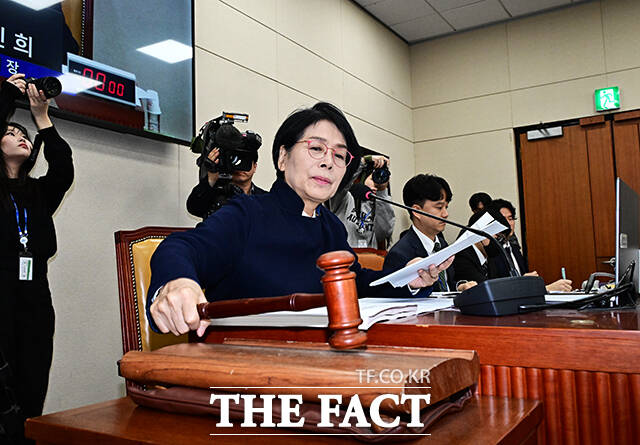 최민희 과방위원장이 24일 오후 서울 여의도 국회에서 열린 과학기술정보방송통신위원회 전체회의에 참석해 안건을 상정하고 있다. /국회=배정한 기자