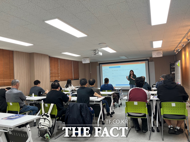 서울시가 인문학 수료생의 자립을 돕는 '동행스토어 3호점' 뜨개질 카페를 서울역 인근에 개점했다. 사진은 희망의 인문학 강의 사진. /서울시