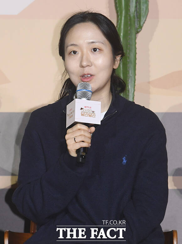 김예슬 PD, 배우 이서진, 나영석 PD(왼쪽부터)가 24일 오전 서울 용산구 CGV 용산아이파크몰에서 열린 넷플릭스 예능 '이서진의 달라달라' 제작발표회에 참석해 포즈를 취하고 있다. /박상민 기자