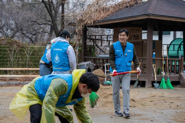 홍용준 쿠팡로지스틱스서비스(CLS) 대표이사가 직원들과 함께 '이삭의집' 운동장 정비 봉사를 하고 있는 모습. /CLS