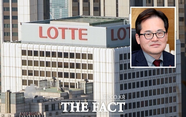 롯데칠성음료가 주력 사업인 음료와 주류 모두 뒷걸음질하면서 '4조 클럽' 타이틀을 반납했다. 국내 소비 심리 위축으로 실적 하방 압력을 이겨내지 못했다. /더팩트 DB·롯데칠성음료