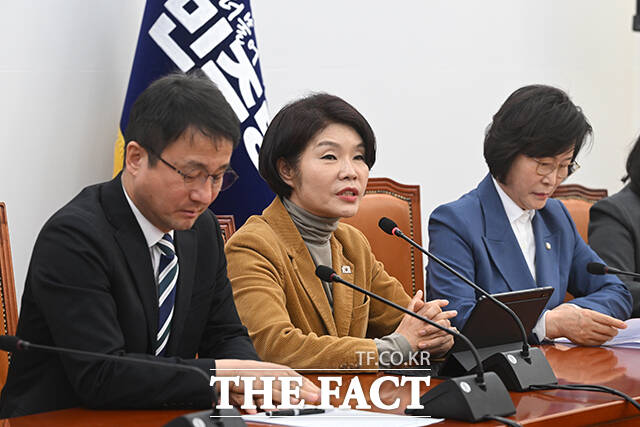 한정애 더불어민주당 정책위의장이 24일 오전 서울 여의도 국회에서 열린 원내대책회의에서 발언을 하고 있다. /국회=서예원 기자