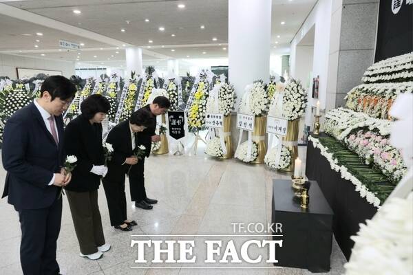 대전시 동구의회 오관영 의장을 비롯한 의원들이 24일 대덕구 안전공업 화재 희생자 합동분향소를 찾아 조문하고 있다. /대전시 동구의회