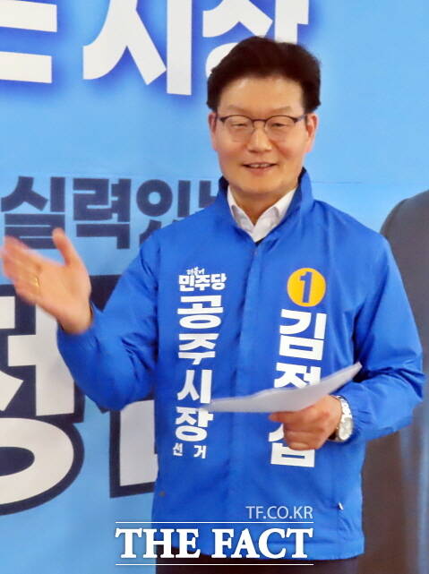 김정섭 공주시장 예비후보가 지난 23일 신관동 선거사무소에서 펼친 <더팩트>와의 인터뷰 중 정책에 대해 설명하고 있다. /김형중 기자