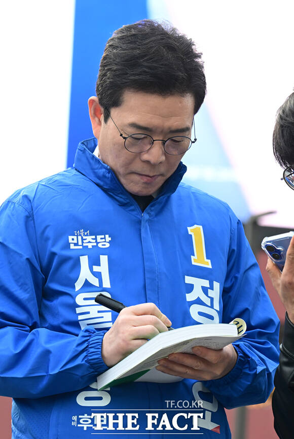 정원오 더불어민주당 서울시장 예비후보가 24일 오후 서울 종로구 광화문광장에서 퇴근길 시민들과 기념촬영하고 있다.