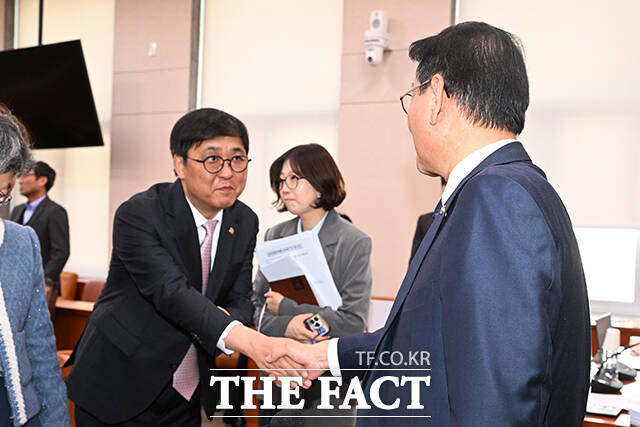 악수하는 최휘영 문화체육관광부 장관(왼쪽)과 김교흥 국회 문화체육관광위원장.