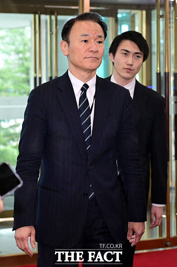 독도 영유권을 재주장한 일본 고교 교과서 검정 결과 발표와 관련해 마츠오 히로타카 주한일본대사관 총괄공사가 24일 오후 서울 종로구 외교부 청사로 초치되고 있다. /임영무 기자