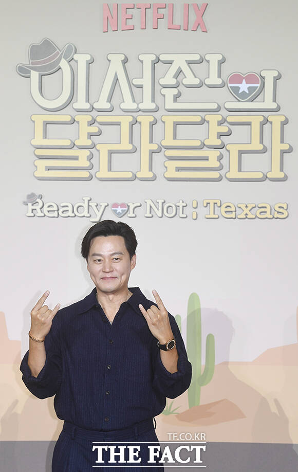 배우 이서진이 24일 오전 서울 용산구 CGV 용산아이파크몰에서 열린 넷플릭스 예능 '이서진의 달라달라' 제작발표회에 참석해 포즈를 취하고 있다. /박상민 기자