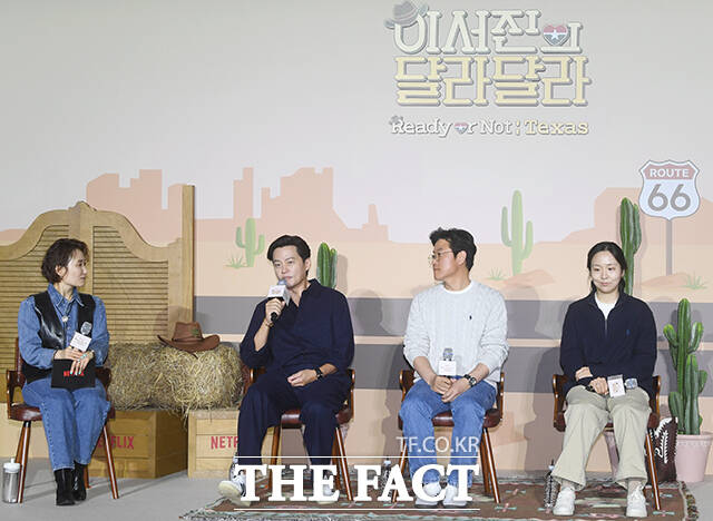 김예슬 PD, 배우 이서진, 나영석 PD(왼쪽부터)가 24일 오전 서울 용산구 CGV 용산아이파크몰에서 열린 넷플릭스 예능 '이서진의 달라달라' 제작발표회에 참석해 포즈를 취하고 있다. /박상민 기자