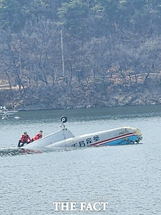 24일 오후 충남 천안시 서북구 입장면 풍년저수지에 산불 진화를 위해 물을 담던 헬기가 추락해 있다. 이후 완전히 물에 잠겼다. /천안시