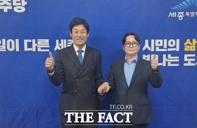 고준일 세종시장 예비후보가 24일 세종시청 브리핑룸에서 기자회견을 갖고 배선호 상임선대위원장과 화이팅을 외치고 있다. /고준일 캠프