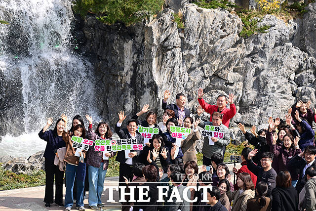 성산시영아파트에서 월드컵경기장으로 이어지는 월드컵천 성미다리 하부 구간에 설치된 경관폭포는 높이 6.5m, 연장 40m 규모로 24일부터 운영한다.