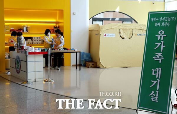 대한적십자사 대전세종지사는 24일 대전 안전공업 화재와 관련해 피해자와 유가족의 심리 회복 지원을 중심으로 한 후속 대응을 이어가고 있다. 대한적십자사 대전세종지사 봉사원들이 대전시청 2층 유가족 대기실에서 유가족을 위한 간식과 음료를 준비하고 있다. /대한적십자사 대전세종지사