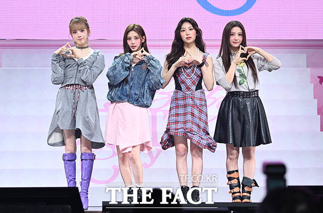 그룹 Baby DONT Cry(베이비돈크라이)의 미아, 이현, 베니, 쿠미(왼쪽부터)가 24일 오후 서울 용산구 블루스퀘어에서 열린 미니앨범 'AFTER CRY(애프터 크라이)' 발매 기념 쇼케이스에 참석해 포즈를 취하고 있다. /박헌우 기자