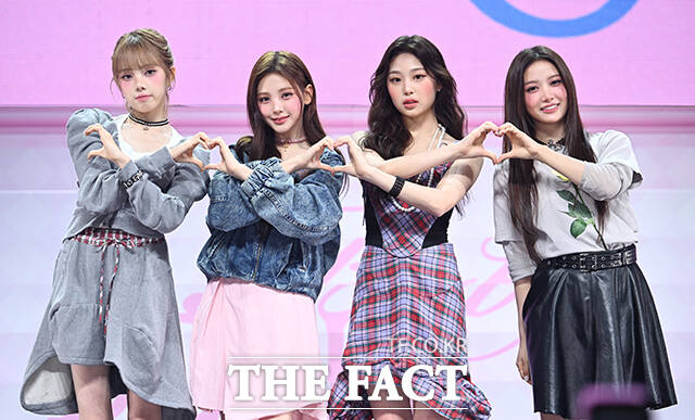 그룹 Baby DONT Cry(베이비돈크라이)의 미아, 이현, 베니, 쿠미(왼쪽부터)가 24일 오후 서울 용산구 블루스퀘어에서 열린 미니앨범 'AFTER CRY(애프터 크라이)' 발매 기념 쇼케이스에 참석해 포즈를 취하고 있다. /박헌우 기자