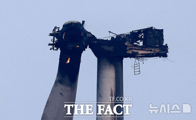 23일 경북 영덕군 풍력발전단지 내 풍력발전기에서 화재가 발생해 작업 근로자 3명이 숨졌다. /뉴시스