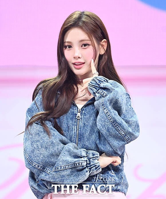 그룹 Baby DONT Cry(베이비돈크라이)의 이현이 24일 오후 서울 용산구 블루스퀘어에서 열린 미니앨범 'AFTER CRY(애프터 크라이)' 발매 기념 쇼케이스에 참석해 포즈를 취하고 있다. /박헌우 기자