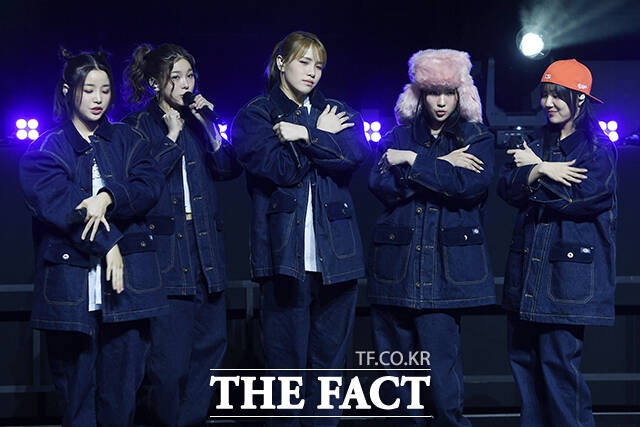 그룹 영파씨가 4월 7일 디지털 싱글 'we don't go to bed tonight'를 발표한다. 사진은 영파씨의 정선혜 지아나 도은 위연정 한지은(왼쪽부터)이 서울 서대문구 예스24 원더로크홀에서 열린 스페셜앨범 'COLD' 발매 기념 쇼케이스에 참석해 포즈를 취하고 있는 모습이다./더팩트DB