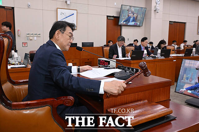 개회 선언하며 의사봉 두드리는 김교흥 국회 문화체육관광위원장.