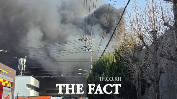 지난 20일 오후 1시 17분쯤 대전시 대덕구 문평동 소재의 자동차부품 공장에서 화재가 발생해 소방당국이 진화에 나서고 있다. /정예준 기자