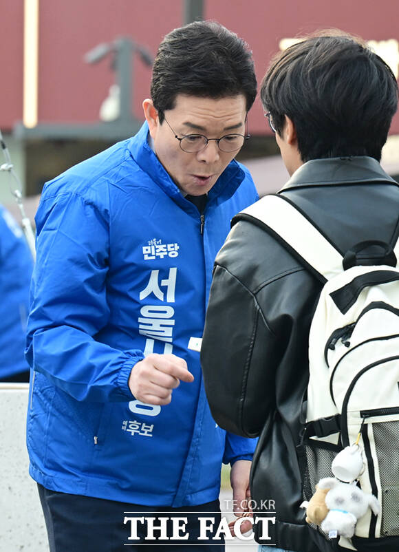 정원오 더불어민주당 서울시장 예비후보가 24일 오후 서울 종로구 광화문광장에서 퇴근길 시민들과 기념촬영하고 있다.