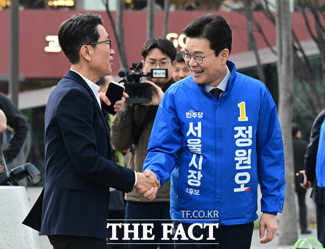 정원오 더불어민주당 서울시장 예비후보가 24일 오후 서울 종로구 광화문광장에서 퇴근길 시민들과 기념촬영하고 있다.