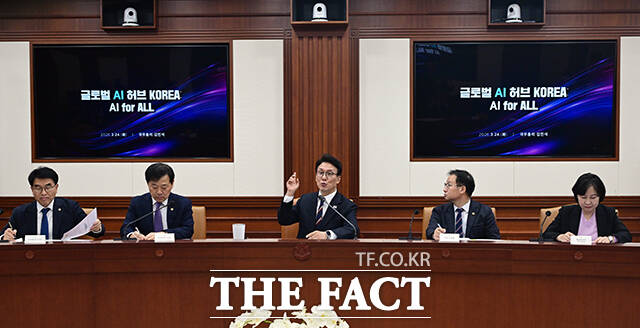 김민석 국무총리(왼쪽)가 24일 오후 서울 종로구 정부서울청사에서 열린 글로벌 AI 허브 유치위원회 회의에 참석해 모두발언을 하고 있다. /임영무 기자