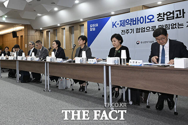 한 장관과 정 장관이 바이오산업 종사자의 고충을 듣고 있다.