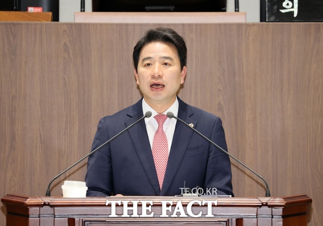 신영호 충남도의원(국민의힘·서천2)이 24일 열린 제365회 임시회 제1차 본회의에서 지방의원 정수 및 선거구 획정 기준 개선을 촉구하는 5분 발언을 하고 있다. /충남도의회