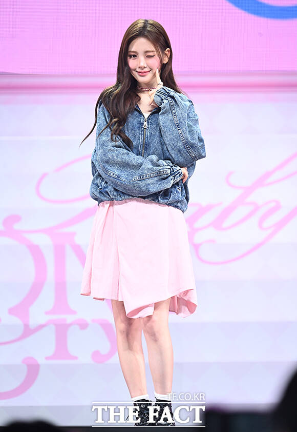 그룹 Baby DONT Cry(베이비돈크라이)의 이현이 24일 오후 서울 용산구 블루스퀘어에서 열린 미니앨범 'AFTER CRY(애프터 크라이)' 발매 기념 쇼케이스에 참석해 포즈를 취하고 있다. /박헌우 기자