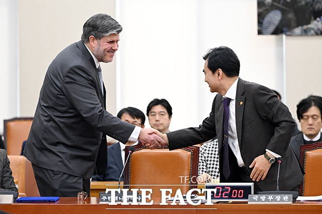 대한민국과 캐나다간 국방·방산 협력 확대를 위한 결의안 가결 후 기념촬영하는 필립 라포튠 주한캐나다대사(왼쪽)와 성일종 국방위원장.