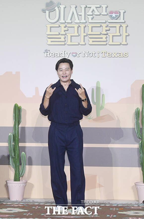 배우 이서진이 24일 오전 서울 용산구 CGV 용산아이파크몰에서 열린 넷플릭스 예능 '이서진의 달라달라' 제작발표회에 참석해 포즈를 취하고 있다. /박상민 기자