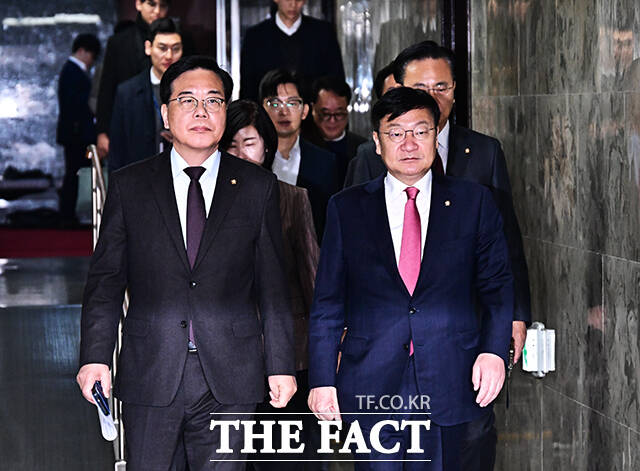 송언석 국민의힘 원내대표(왼쪽)가 24일 오전 서울 여의도 국회에서 열린 원내대책회의에 참석해 모두발언을 하고 있다. /국회=배정한 기자