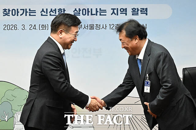 윤호중 행정안전부 장관(왼쪽)과 최준영 기아 대표이사가 24일 오후 오후 서울 종로구 정부서울청사에서 열린 행안부-기아 업무협약식에 참석해 업무협약을 체결한 뒤 기념촬영을 하고 있다. /김성렬 기자