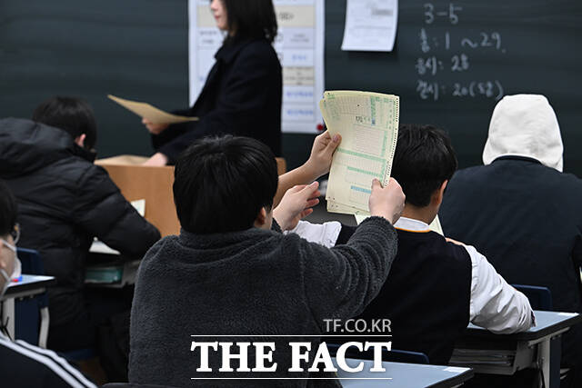 2026년 3월 전국연합학력평가가 실시된 24일 오전 서울 금천구 금천고등학교에서 학생들이 시험을 준비하고 있다. /박헌우 기자