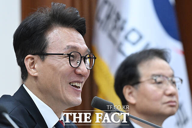 김민석 국무총리가 24일 오후 서울 종로구 정부서울청사에서 열린 글로벌 AI 허브 유치위원회 회의에 참석해 모두발언을 하고 있다. /김성렬 기자