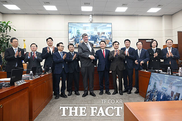 대한민국과 캐나다간 국방·방산 협력 확대를 위한 결의안 가결 후 기념촬영하는 필립 라포튠 주한캐나다대사(왼쪽)와 성일종 국방위원장.