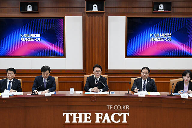 김민석 국무총리가 24일 오후 서울 종로구 정부서울청사에서 열린 글로벌 AI 허브 유치위원회 회의에 참석해 모두발언을 하고 있다. /김성렬 기자