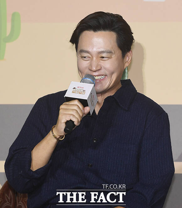 김예슬 PD, 배우 이서진, 나영석 PD(왼쪽부터)가 24일 오전 서울 용산구 CGV 용산아이파크몰에서 열린 넷플릭스 예능 '이서진의 달라달라' 제작발표회에 참석해 포즈를 취하고 있다. /박상민 기자