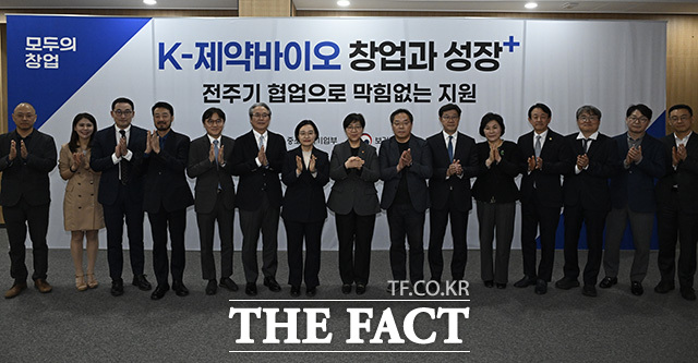 한 장관과 정 장관이 바이오산업 종사자의 고충을 듣고 있다.