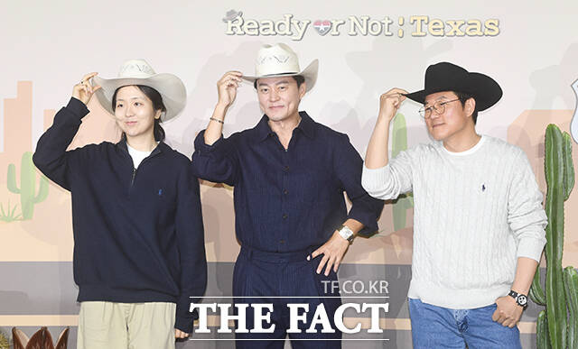 김예슬 PD, 배우 이서진, 나영석 PD(왼쪽부터)가 24일 오전 서울 용산구 CGV 용산아이파크몰에서 열린 넷플릭스 예능 '이서진의 달라달라' 제작발표회에 참석해 포즈를 취하고 있다. /박상민 기자