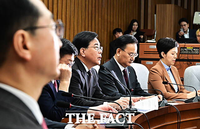 송언석 국민의힘 원내대표(왼쪽)가 24일 오전 서울 여의도 국회에서 열린 원내대책회의에 참석해 모두발언을 하고 있다. /국회=배정한 기자