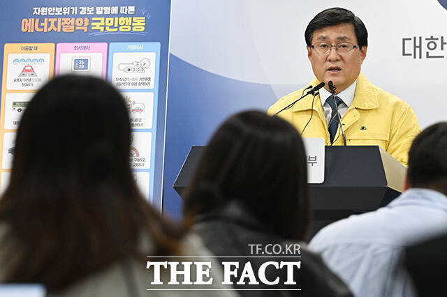 김성환 기후에너지환경부(기후부) 장관이 24일 오후 서울 종로구 정부서울청사에서 중동 상황에 따른 에너지 절약 조치를 발표하고 있다. /김성렬 기자