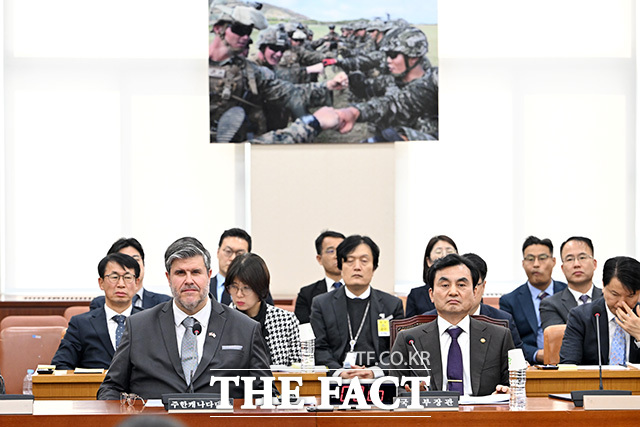 대한민국과 캐나다간 국방·방산 협력 확대를 위한 결의안 가결 후 기념촬영하는 필립 라포튠 주한캐나다대사(왼쪽)와 성일종 국방위원장.