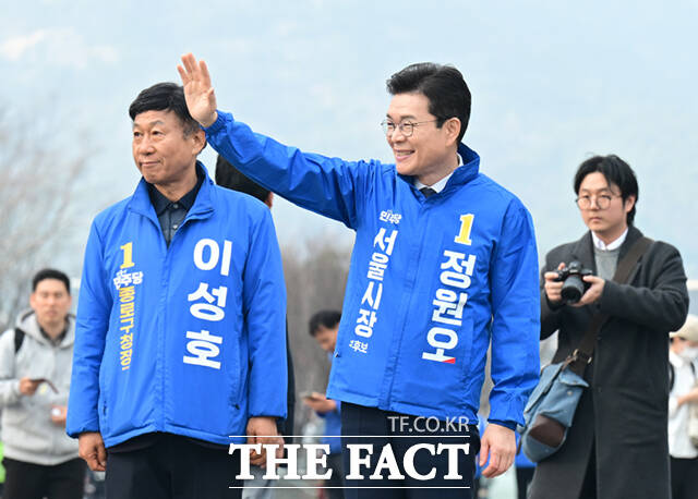 정원오 더불어민주당 서울시장 예비후보가 24일 오후 서울 종로구 광화문광장에서 퇴근길 시민들과 기념촬영하고 있다.