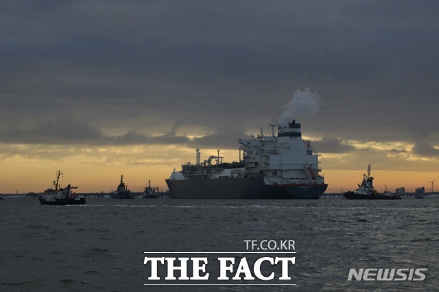 카타르의 국영 에너지 기업인 카타르에너지가 한국을 포함한 주요국과의 장기 액화천연가스(LNG) 공급 계약에 대해 불가항력(Force Majeure)을 선언했다. 사진은 2022년 12월 15일 빌헬름스하펜 항구 LNG 터미널로 들어오는 선박 호그 에스페란자 모습. /뉴시스