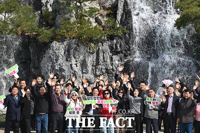 성산시영아파트에서 월드컵경기장으로 이어지는 월드컵천 성미다리 하부 구간에 설치된 경관폭포는 높이 6.5m, 연장 40m 규모로 24일부터 운영한다.