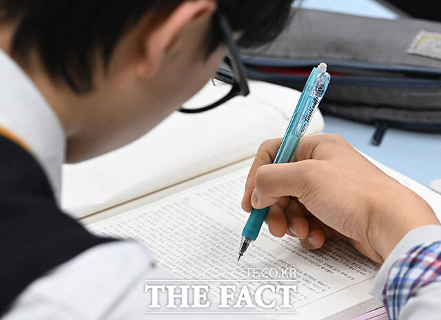 2026년 3월 전국연합학력평가가 실시된 24일 오전 서울 금천구 금천고등학교에서 학생들이 시험을 준비하고 있다. /박헌우 기자