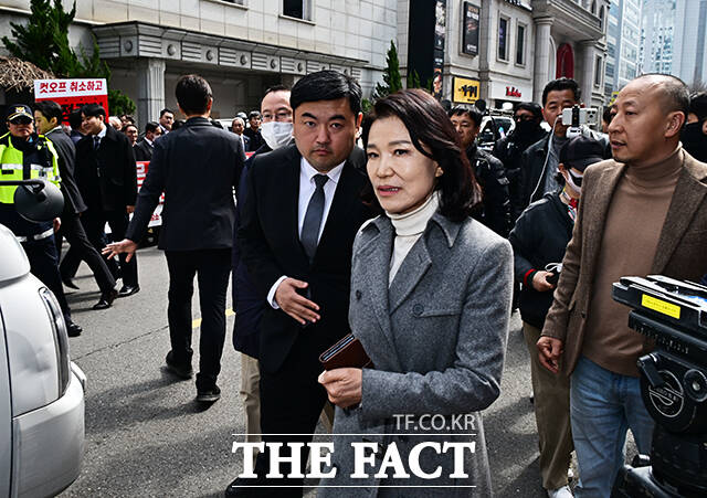 대구시장 경선에서 컷오프 된 이진숙 전 방송통신위원장이 24일 서울 여의도 국민의힘 당사에서 경선 결과에 대한 입장을 밝히기 전 지지자들과 인사하고 있다. /배정한 기자